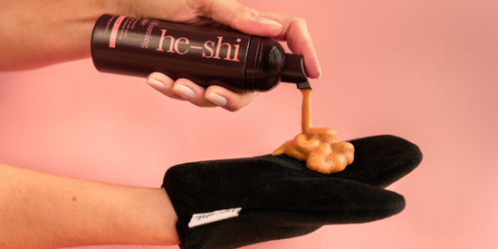 Image of hands pumping Dark Foaming Mousse onto a tanning mitt