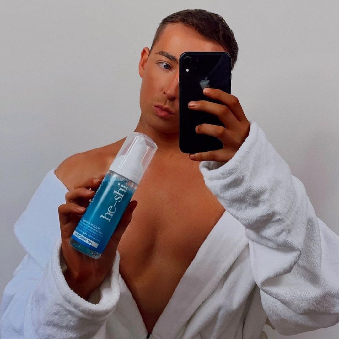 Influencer Gerry Lavs holding H2O Glow Tanning Mousse