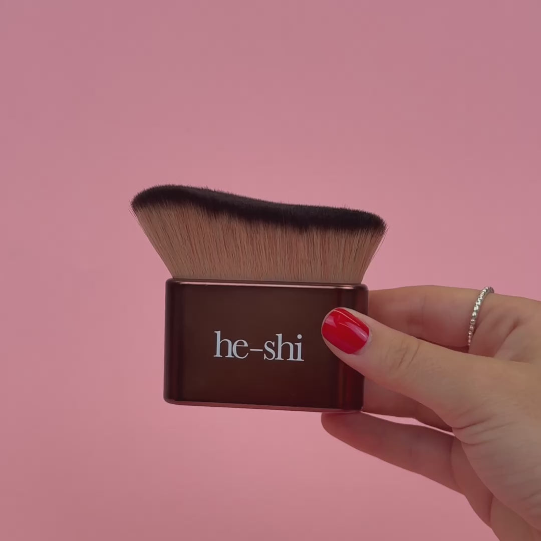 Video showing the softness of the He-Shi Blending brush and how effortlessly it blends He-Shi HD Wonder Glow for a flawless result