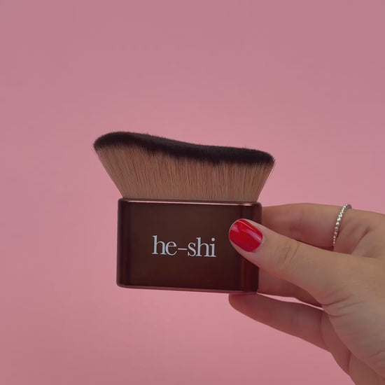 Video showing the softness of the He-Shi Blending brush and how effortlessly it blends He-Shi HD Wonder Glow for a flawless result